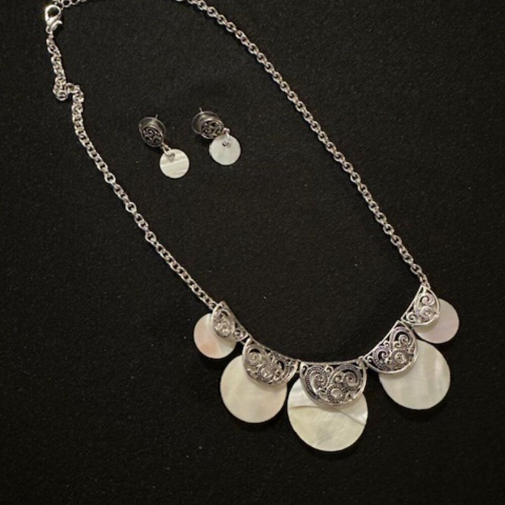 Silver Mother of Pearl Disc Graduating Necklace & Earring Set 8142 NWT Boutique